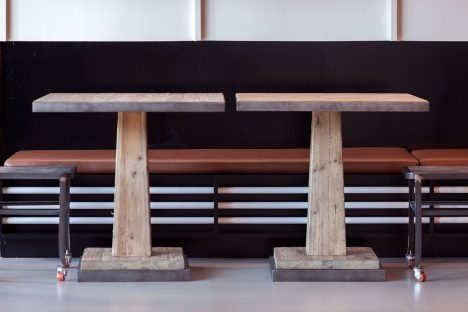 Interiorismo en Bilbao / Imagen de mesas de madera