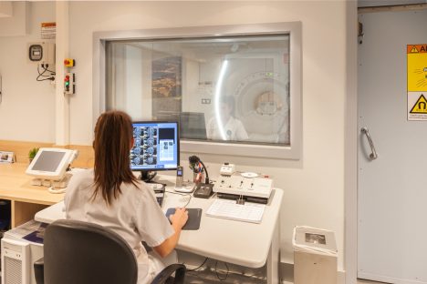 Decoración del Centro Diagnóstico Virgen Blanca en Bilbao - Imagen de sala de diagnotico