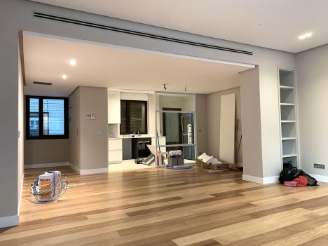 Reforma Integral en Bilbao | Amplio Salón-Comedor con Cocina abierta