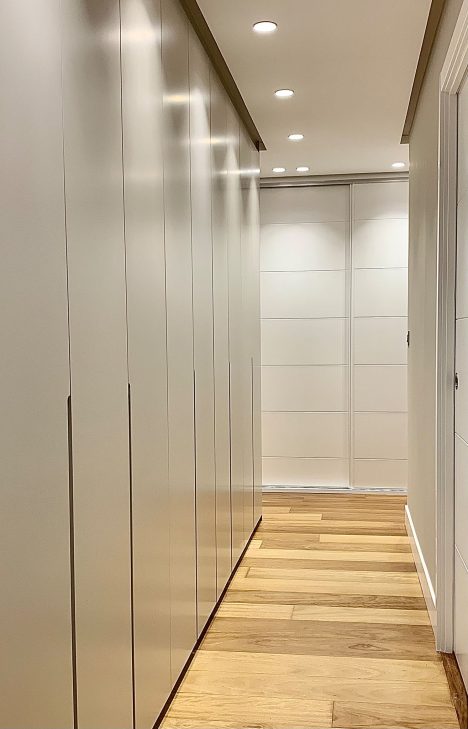 Reforma Integral en Bilbao | Pasillo con Armarios de Almacenaje