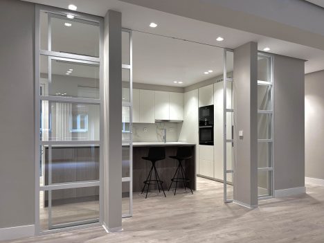 Reforma Integral en Bilbao | Imagen de la Cocina abierta desde el Salón