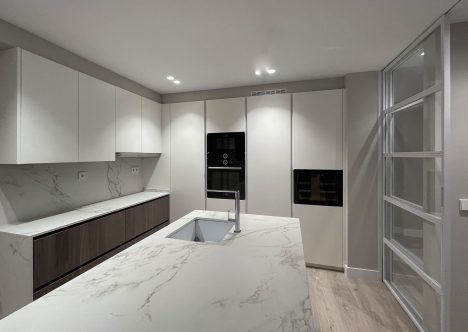 Reforma Integral en Bilbao | Imagen de la cocina con isla abierta al salón