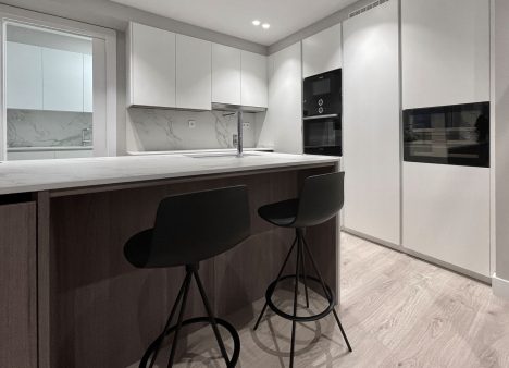 Reforma Integral en Bilbao | Imagen de la cocina con isla abierta al salón