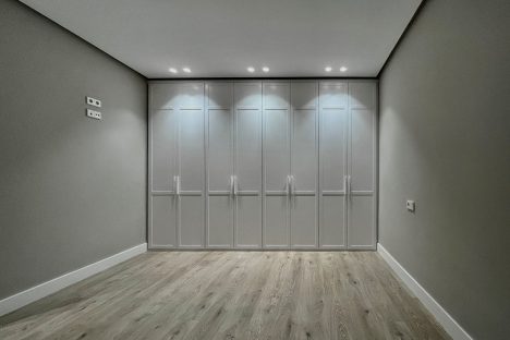 Reforma Integral en Bilbao | Imagen de una Habitación con Armarios Lacados