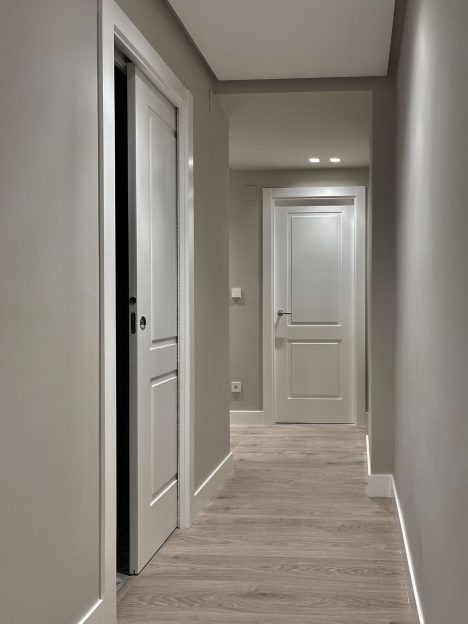 Reforma Integral en Bilbao | Imagen del pasillo y puerta corredera
