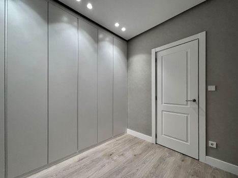 Reforma Integral en Bilbao | Imagen de un Vestidor junto a la puerta