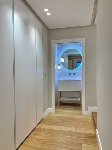 Decoración de vivienda en Bilbao - Pasillo con armarios empotrados