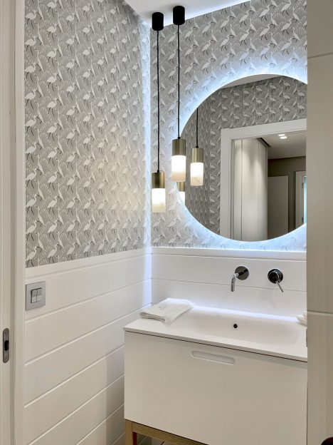 Decoración de vivienda en Bilbao - Baño con espejo con luz
