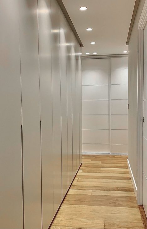 Decoración de vivienda en Bilbao - Pasillo con armarios empotrados